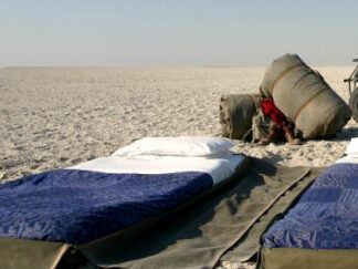 Bivakkeren op de zoutvlakten onder de blote hemel